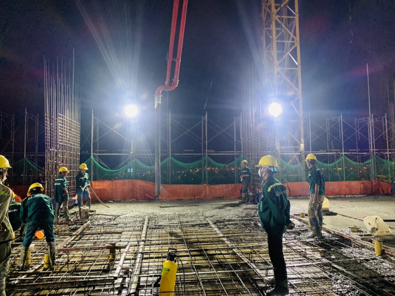 Nét đẹp lao động về đêm - Hoàn thiện đổ sàn tầng 7 dự án Imperium Town Nha Trang