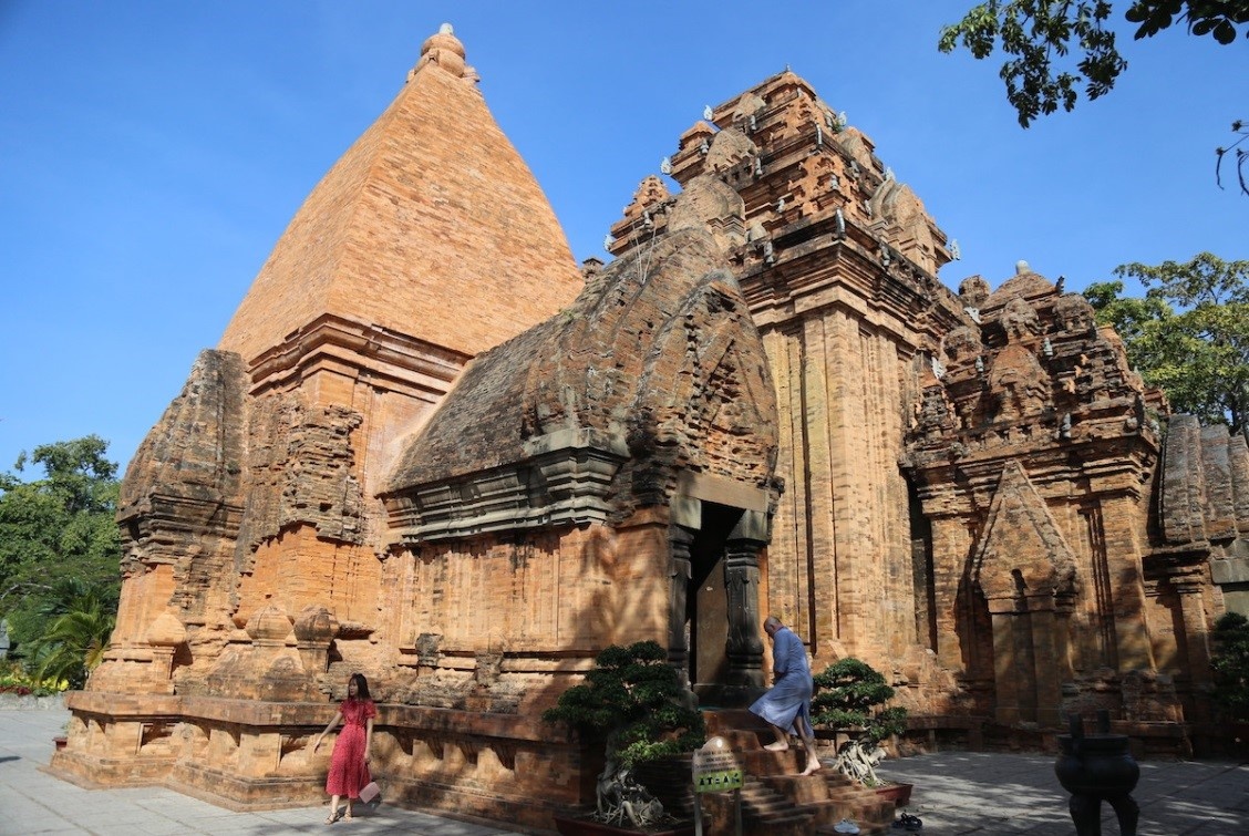 Tháp Bà Ponagar - điểm du lịch hút khách tại Nha Trang