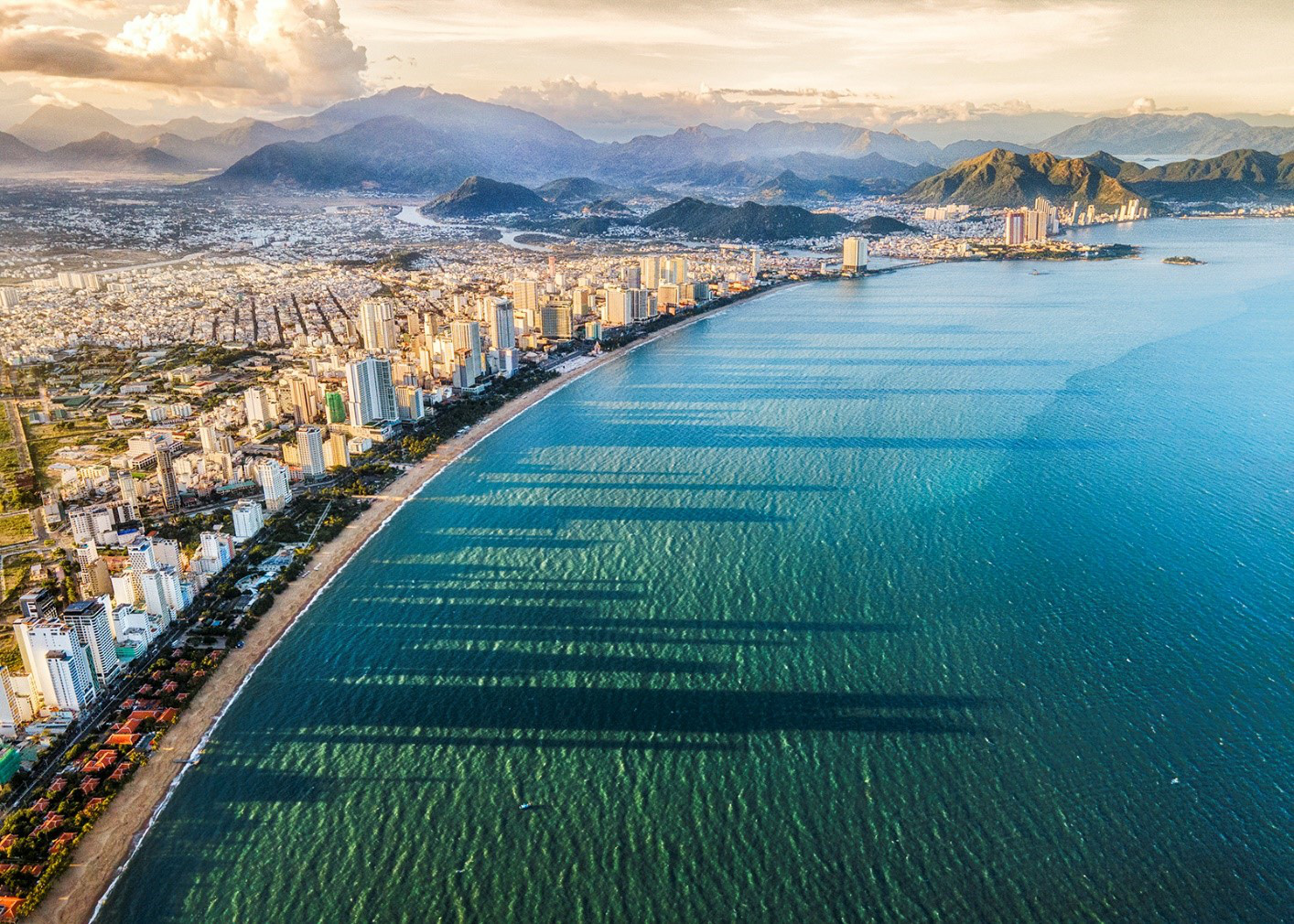 Nha Trang có đường bở biển dài và đẹp. Nha Trang có đường bở biển dài và đẹp.