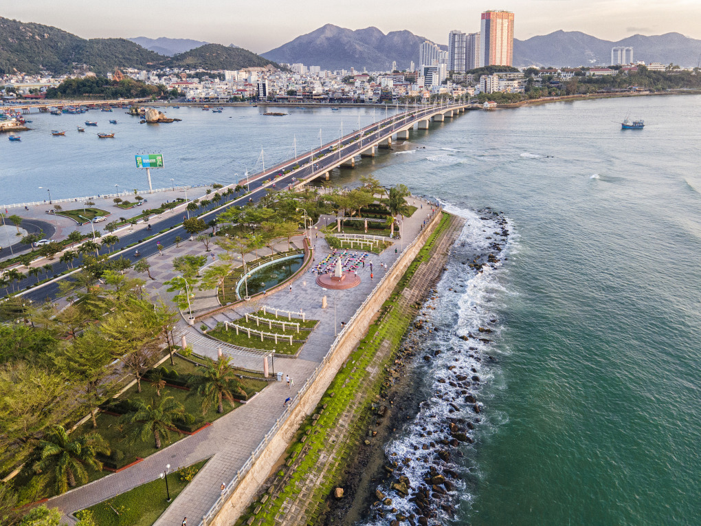 Cầu Trần Phú bắc qua sông Cái tại TP Nha Trang. Cầu Trần Phú bắc qua sông Cái tại TP Nha Trang.