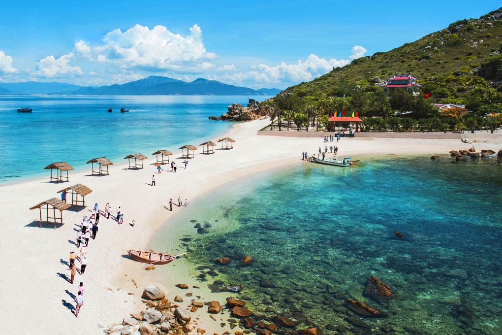 Điểm du lịch tại đảo Yến Hòn Nội trên vịnh Nha Trang.